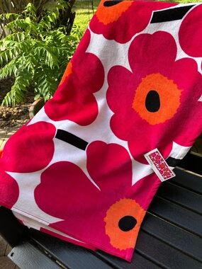 NWT Marimekko Poppy “Unikko” Red Cotton Terry Oversized Beach Towel, 70" x 40"